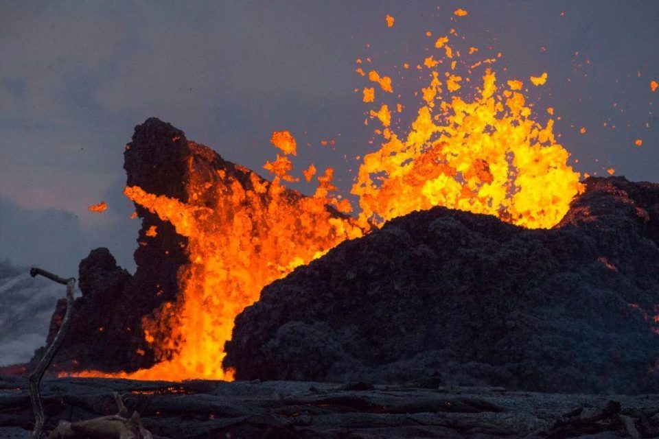 ХОРОР НА ХАВАИ: Туристи повредени откако вулканска лава погодила брод (ФОТО)