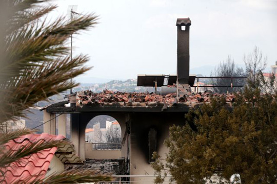 Над 200 домови со сериозни штети од пожарите во Грција