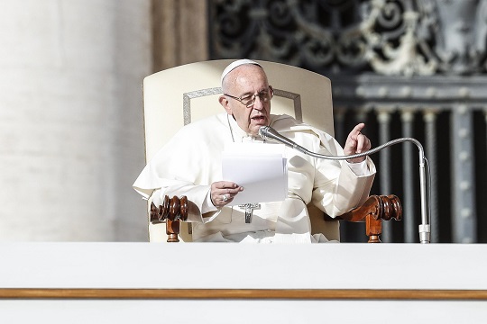 Папата Франциско ја осуди трговијата со луѓе