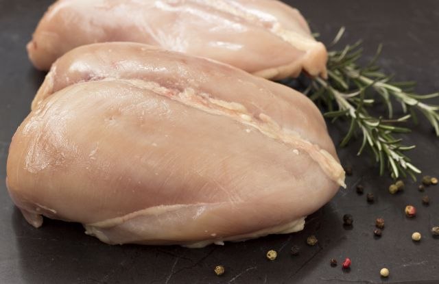Во Валона блокирани 2,1 тони пилешко месо од Полска поради салмонела