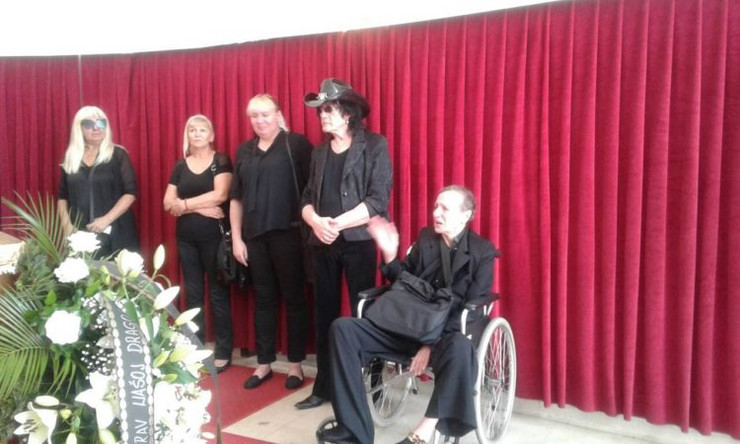 ФОТО: Српскиот пејач скршен од тага ја погреба ќерката