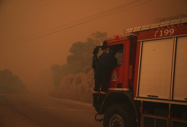 Внимавајте ако одите во Грција: Евакуирани хотели, туристи пренесени во спортска сала- има висока опасност од пожари