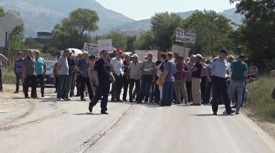 Вработените во Еурокомпозит протестираа со блокада на патот Прилеп-Градско