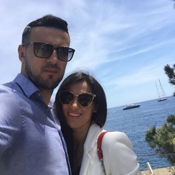 Субашиќ не и верува на својата девојка- откако таа седна да го управува авионот, голманот на фановите им упати шокантна порака (ФОТО)