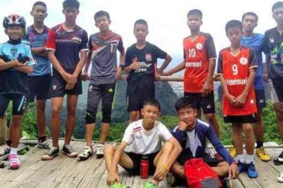 Момчињата спасени од пештера во Тајланд се повлекуваат во будистички храм