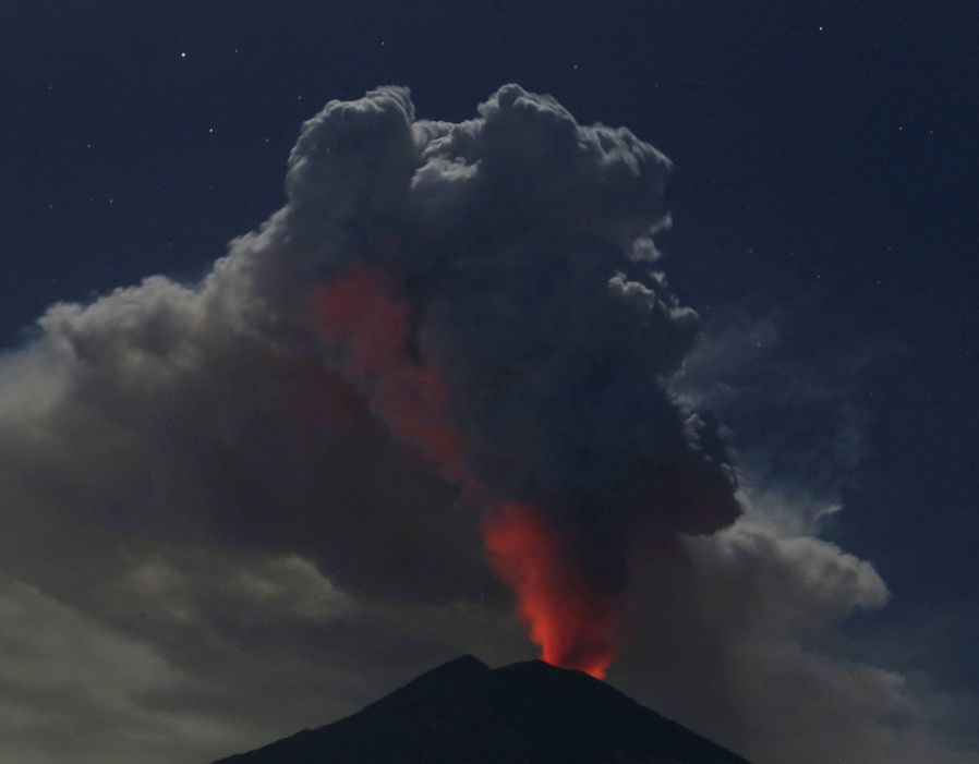 Ерупција на вулканот Агунг на Бали
