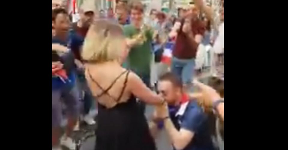 Цела Франција славеше, а тој реши да клекне пред својата девојка: Снимена најголемата ноќна мора за секој маж (ВИДЕО)
