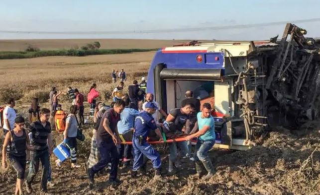 ФОТО+ВИДЕО: Најмалку 24 загинати во железничката несреќа во Турција