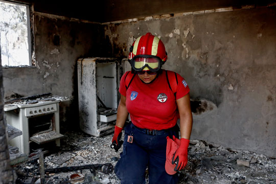 Се рушат изгорените куќи од пожарот во Атика