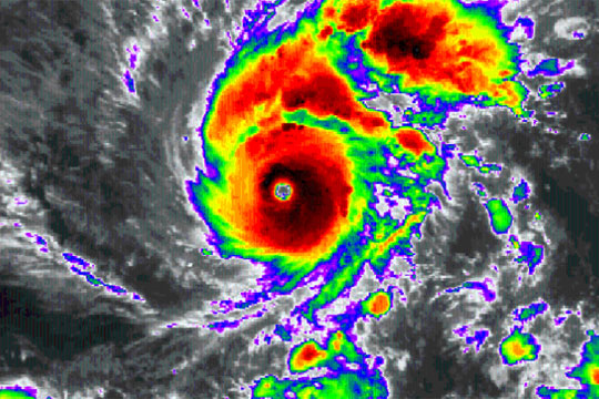 Хорор пред вратите на Хаваи: Пристигнува „Лејн“, ураган од четврта категорија