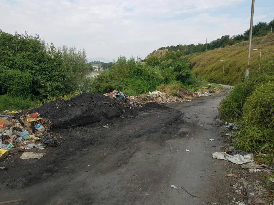 ФОТО: Кејот во центарот на Скопје тоне во ѓубре, наместо шеталиште стазите се дива депонија