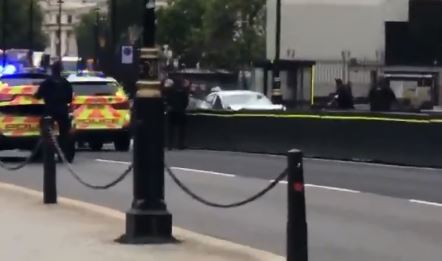 ВИДЕО: Автомобил влета во британскиот Парламент, итна реакција на полицијата