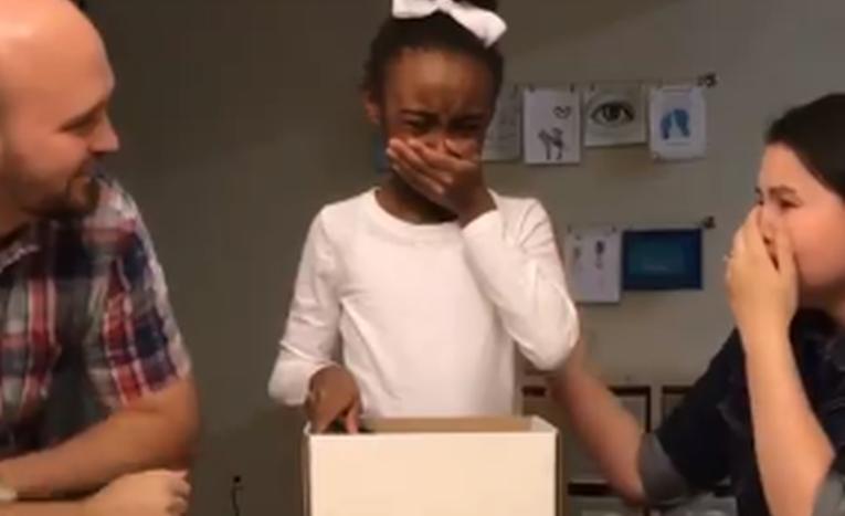 Бура од емоции: Ова девојче за роденден доби само кутија со писмо, а плачеше од среќа- причината ќе ве разнежни и вас (ВИДЕО)