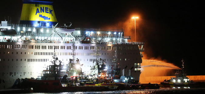 Пожар на ферибот со повеќе од 1.000 луѓе во Грција
