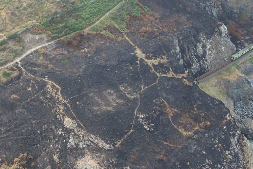 ФОТО: По големиот пожар, мистериозна порака се појави на ирскиот брег