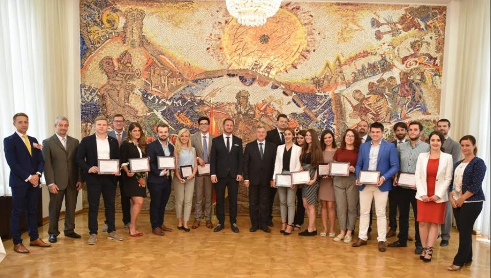 Претседателот Иванов ги додели сертификатите на учесниците во програмата „Ден со македонските водечки извршни директори”