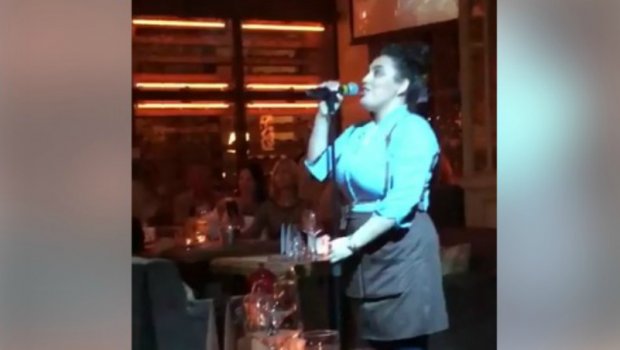 Ќе останете без зборови: Работеше како келнерка, а кога го зема микрофонот сите се воодушевија (ВИДЕО)