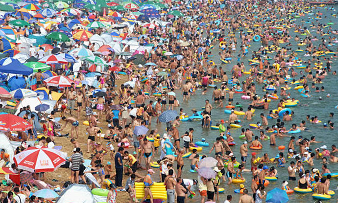 Најпосетената плажа на светот: 40.000 луѓе на само 500 метри (ВИДЕО)