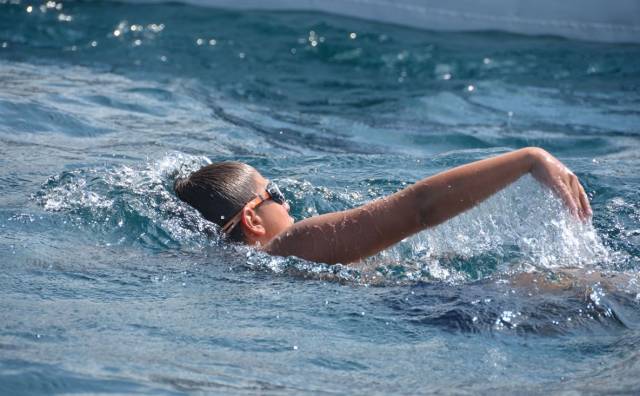 МАКЕДОНСКА ГОРДОСТ: 12-годишниот Марко го преплива Охридско езеро (ВИДЕО)