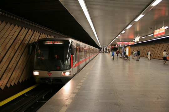Две жени неовластено возеа метро во Прага
