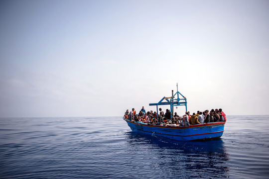 Најмалку 78 мигранти се заглавени во Средоземно Море