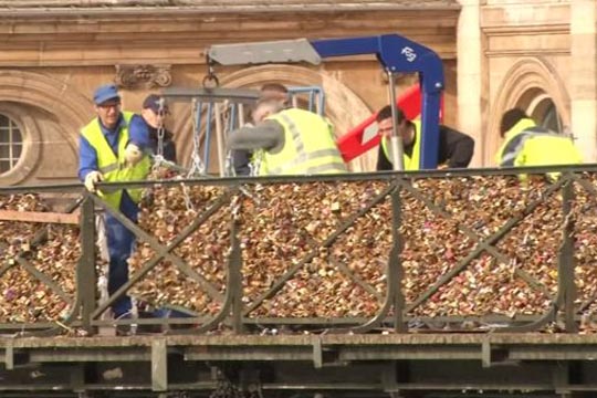 Околу 840 мостови во Франција под ризик за уривање