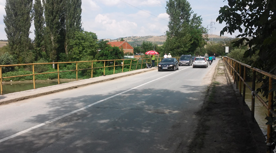 Мостот на Вардар на влезот во Велес во лоша безбедносна состојба
