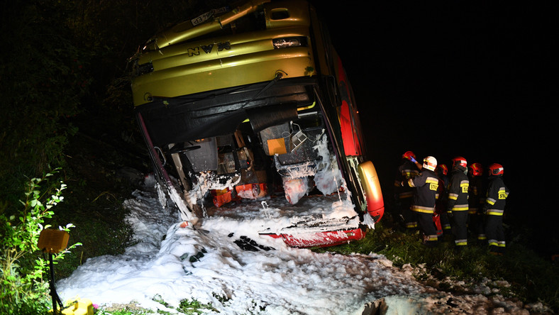 Тешка несреќа во Полска: Тројца загинати, 38 повредени откако автобус излетал во провалија (ФОТО)