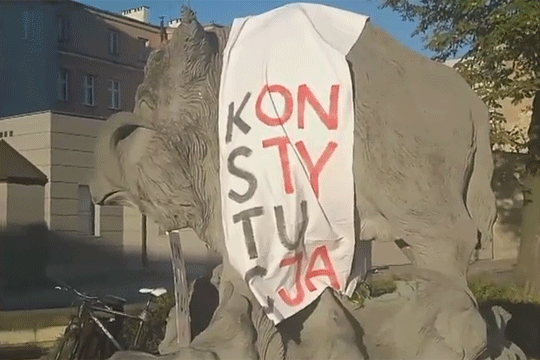 Полски активисти „облекоа“ статуи со маици со натпис „Устав“