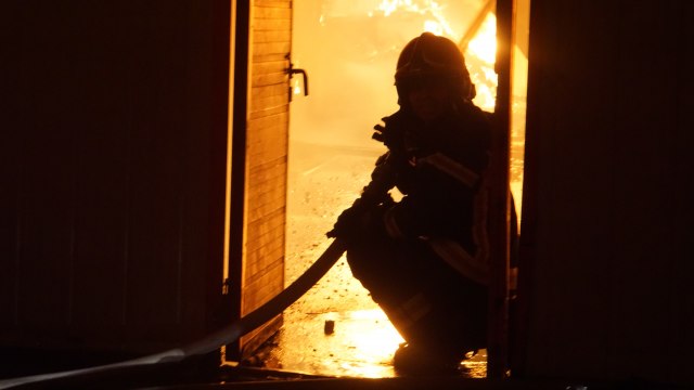 Голем пожар во Земун: 9 повредени, дел од населението евакуирано (ФОТО)