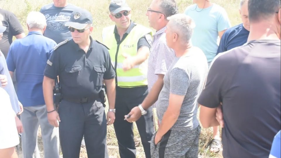 Инцидент на протестот во Делчево: Вербална расправија меѓу полицијата и производителите на сливи (ВИДЕО)