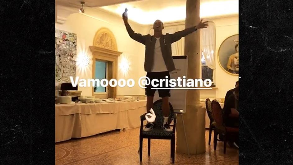 Ниту Роналдо не беше поштеден: Новата ѕвезда на Јувентус мораше да пее пред соиграчите качен на стол (УРНЕБЕСНО ВИДЕО)