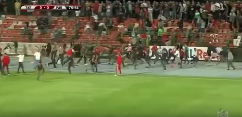 ВИДЕО: Летаа столчиња на сите страни, крвава тепачка меѓу навивачи на фудбалски натпревар