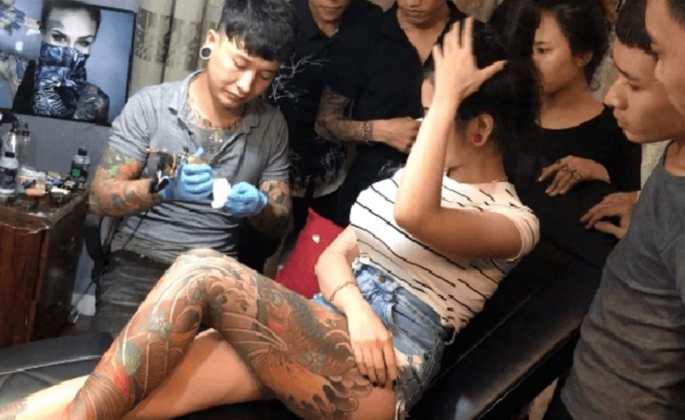 Ова не го очекуваше никој: Момче тетовира девојка со големи гради, за секунда настана хаос (ВИДЕО)