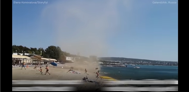 Туристите во страв бегаа, летаа лежалки и чадори на сите страни: Торнадо испразни плажа во секунда (ВИДЕО)