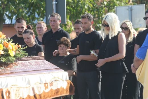 Емотивни фотографии: Карлеуша не се одвојуваше од Душко на погребот на татко му (ФОТО)