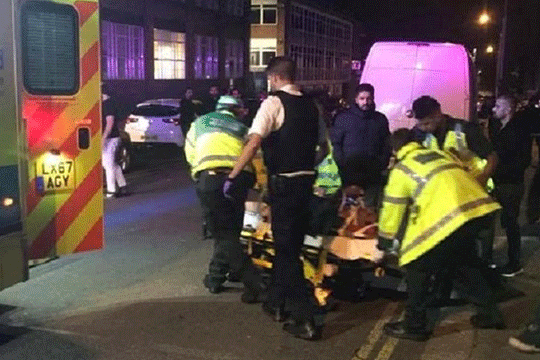 Лондон: Автомобил удри двајца пешаци пред џамија, не е тероризам