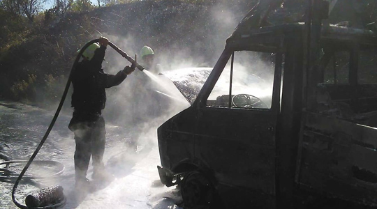 ФОТО: Целосно изгоре товарното возило на патот кај Дебриште, Росоманско, повредени нема
