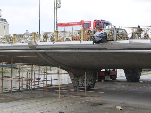 БМВ удри во оградата на мостот „Гоце Делчев“, тројца повредени