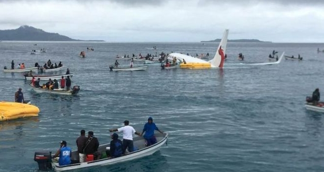 Драма: Aвион ја промаши пистата и заврши во море (ВИДЕО)