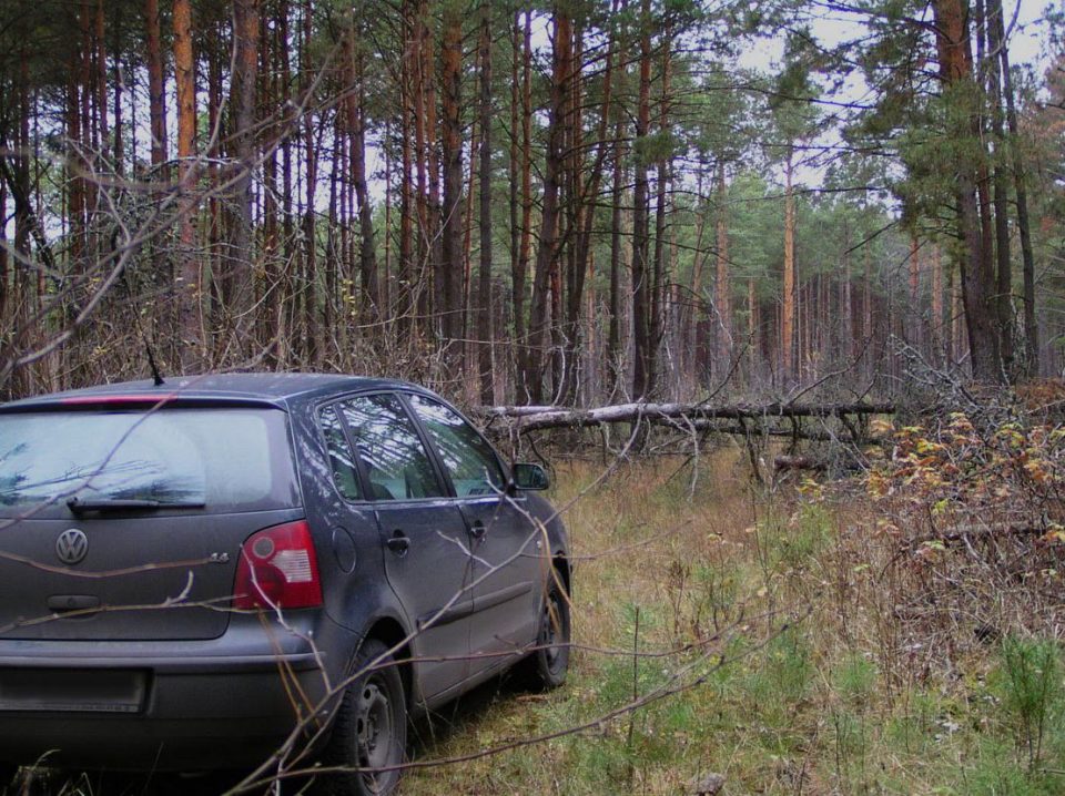 Две момчиња пронајдени мртви во автомобил во шума: Пред да се самоубијат напишале трогателно писмо „Збогум татковино“