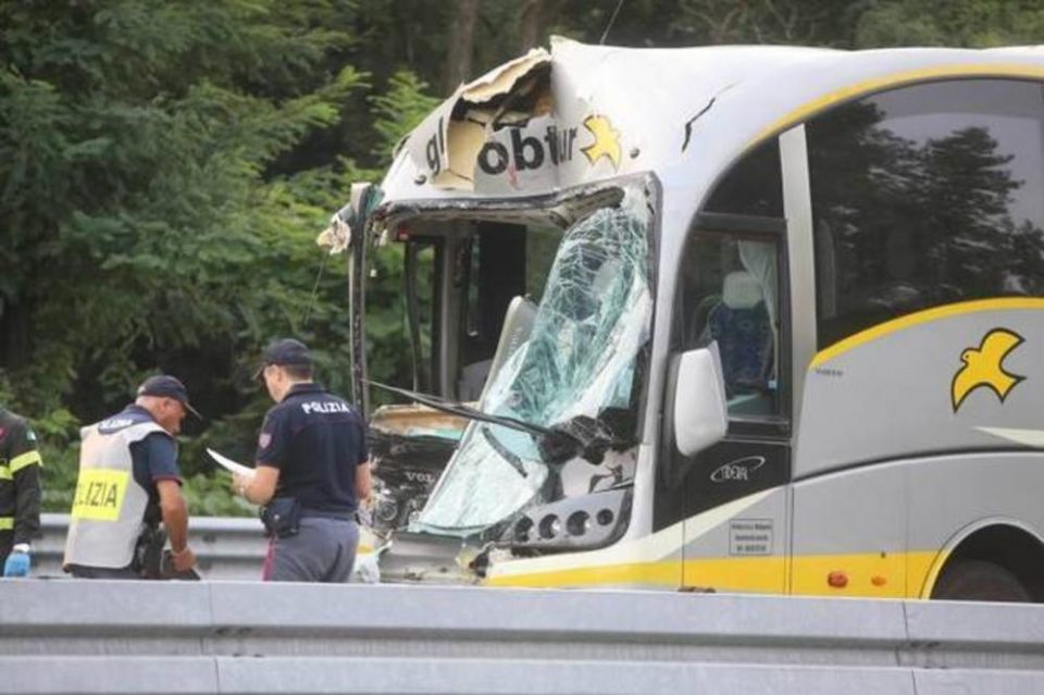 ТРАГЕДИЈА ВО РЕГИОНОТ: Автобус со босански ученици се судри со камион во Италија, возачот загина на лице место (ФОТО)