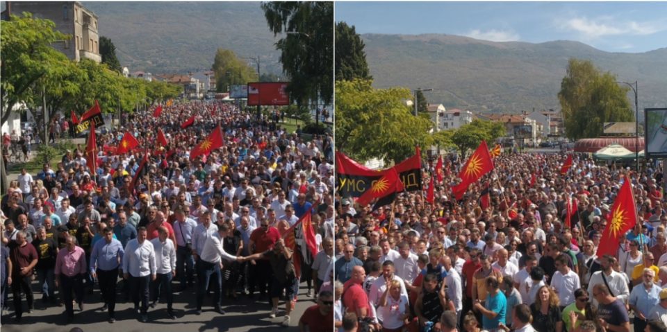 ВИДЕО: Голем број луѓе на протестниот марш на ВМРО-ДПМНЕ во Охрид (СНИМКА ОД ДРОН)