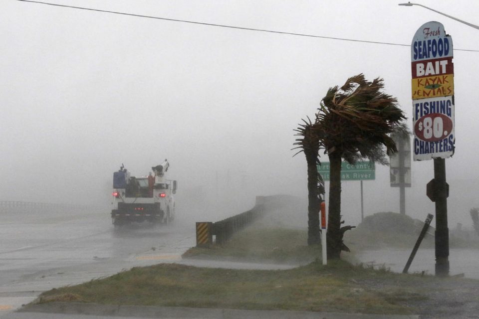 Први удари од ураганот Флоренс: 160.000 луѓе останаа без струја, бројот се очекува да порасне на неколку милиони (ВИДЕО)