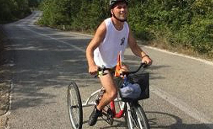 Васил Јанкула, кој боледува од церебрална парализа, ја извози патеката на Охридскиот маратон