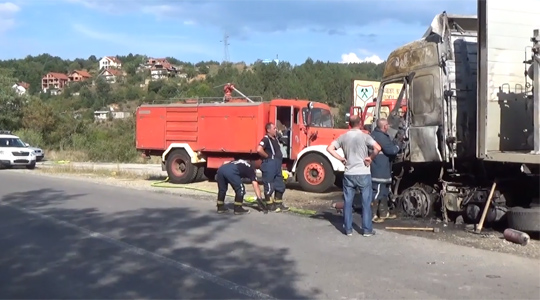 Се запали камион со метан пред Македонска Каменица, спречена поголема несреќа