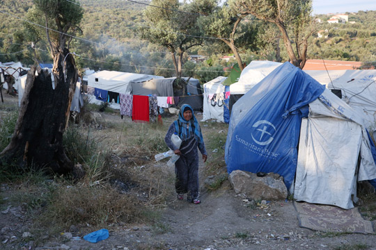 Грција преселува мигранти од Лезбос