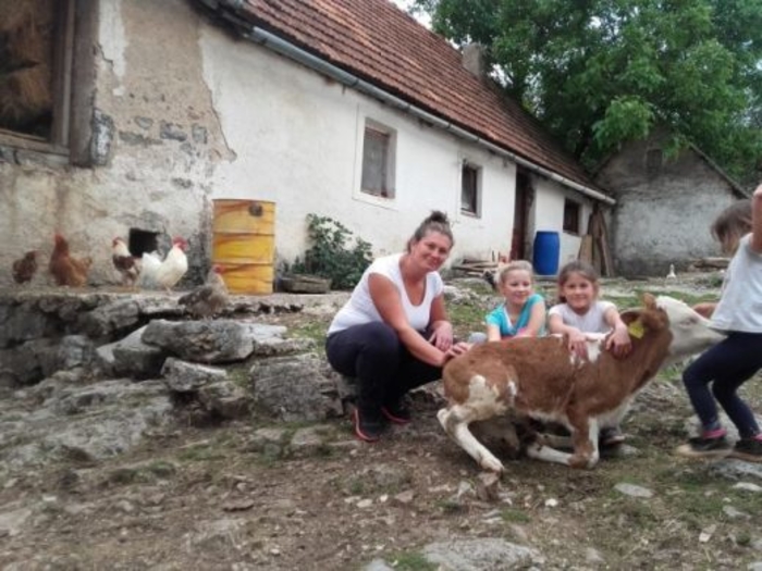 За Милена зборува цел Балкан: Сама се грижи за 4 ќерки, 40 крави, 8 овци, а се брани и од волци
