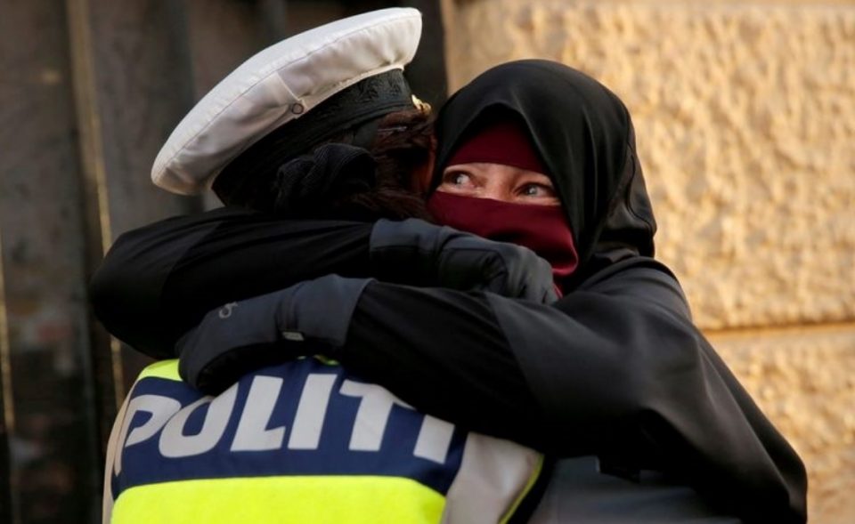 Настан кој го подели светот: Поради оваа прегратка со расплакана демонстрантка, полицајка е под истрага