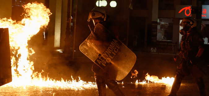 Демонстранти се судрија со полицијата во Грција: Фрчеле камења и солзавци